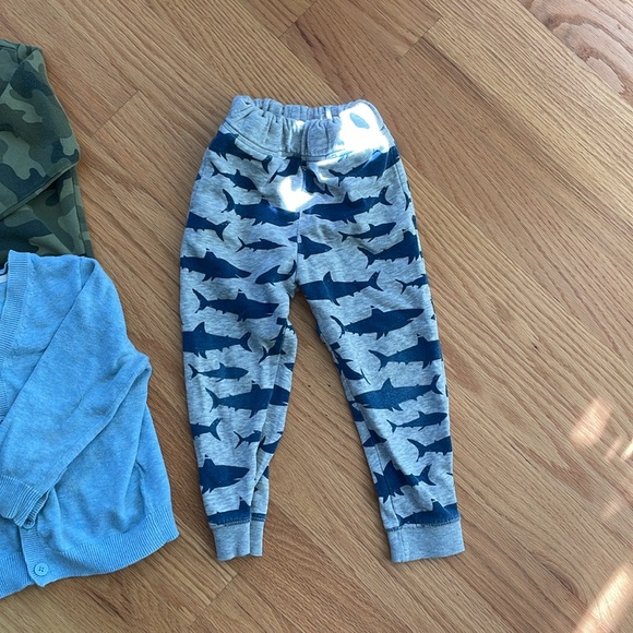 Bundle of 3-4T clothes - Picture 5 of 10